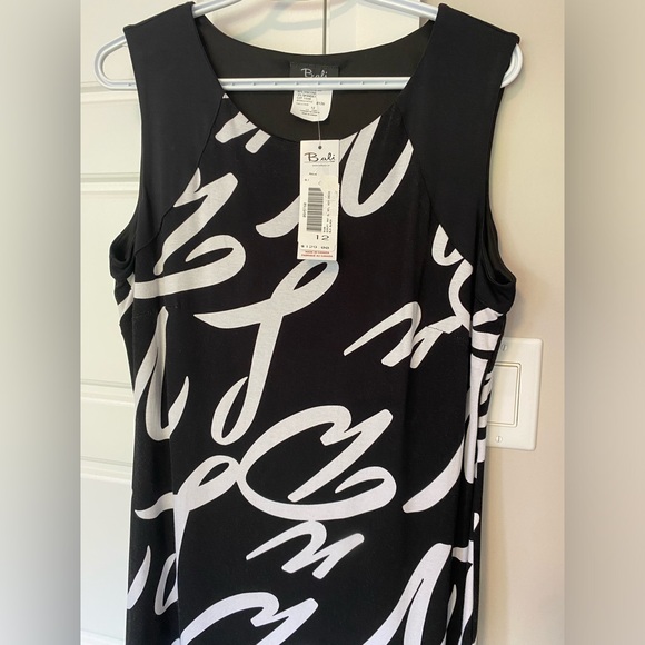 Bali script print ruffle hem dress Sz 12 NWTs 95% viscose PTP 21” length 39” - Picture 4 of 6